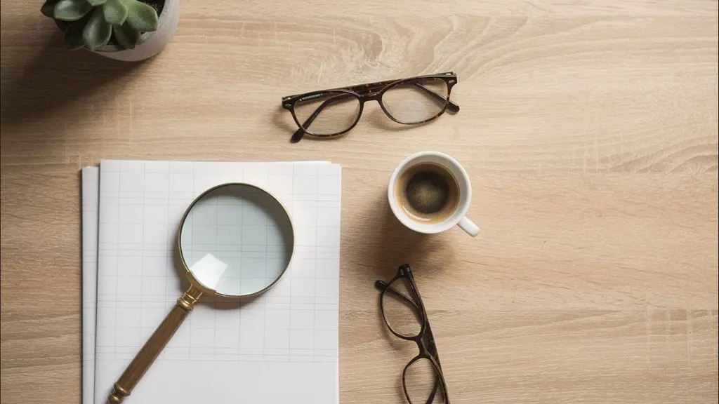 Une loupe posée sur un bureau en bois à côté de documents empilés et de lunettes, symbolisant l'analyse attentive des garanties d'assurance