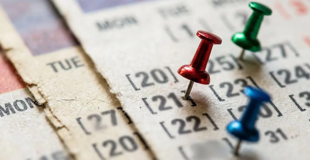 Vue rapprochée d'un calendrier avec marqueurs colorés indiquant les variations de prix