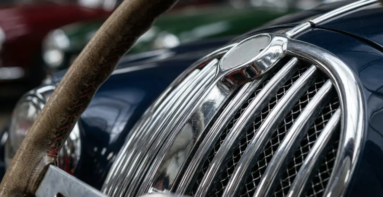Collection de voitures de prestige alignées dans un garage privé luxueux